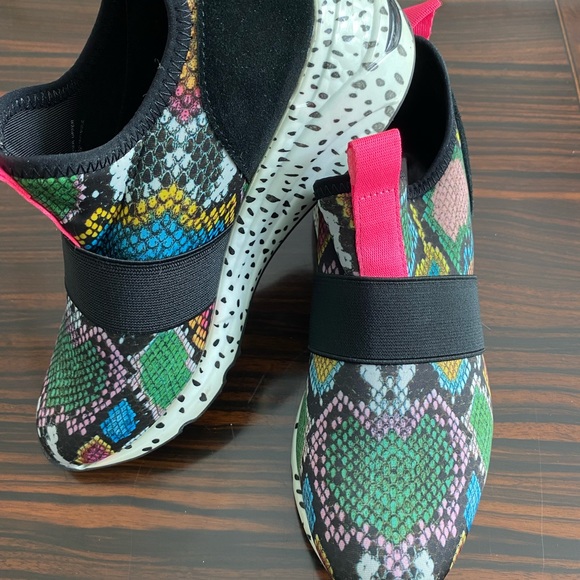 Size 7 Steve Madden sneakers - Picture 3 of 6